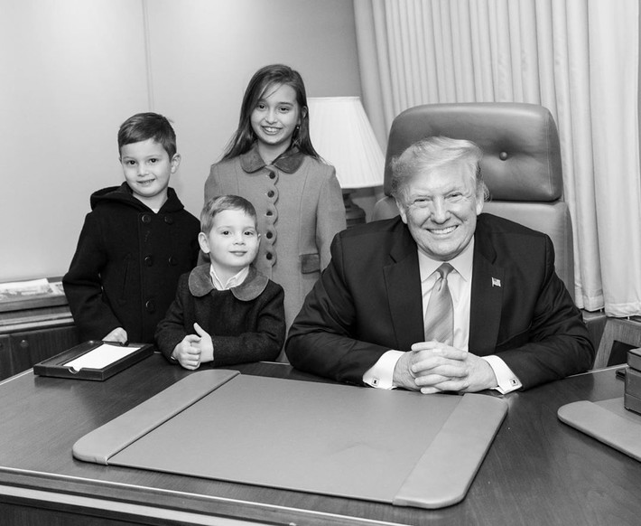 Các con Tổng thống Trump gửi lời chúc mừng sinh nhật cha bằng một loạt bức ảnh đặc biệt, trong khi Đệ nhất phu nhân Mỹ có biểu hiện lạ - Ảnh 3.