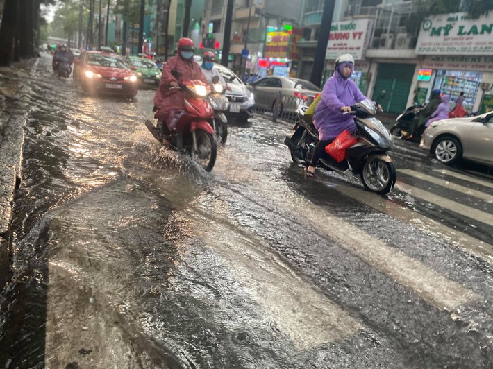 TP.HCM lại mưa lớn khủng khiếp, nước tràn cả sân bệnh viện, nhiều người chết máy xe vật lộn về nhà giữa biển nước - Ảnh 12.