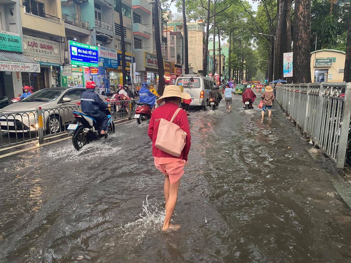 TP.HCM lại mưa lớn khủng khiếp, nước tràn cả sân bệnh viện, nhiều người chết máy xe vật lộn về nhà giữa biển nước - Ảnh 10.