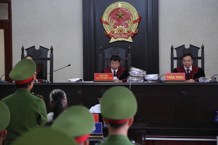 Xử phúc thẩm vụ nữ sinh giao gà bị sát hại: Bùi Thị Kim Thu tóc bạc trắng cùng chồng và các bị cáo đến hầu tòa - Ảnh 1.