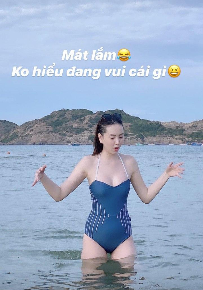 MC Mai Ngọc khoe làn da trắng muốt mịn màng trong bộ bikini nóng bỏng, tận hưởng kỳ nghỉ sang chảnh ở Quy Nhơn - Ảnh 4.