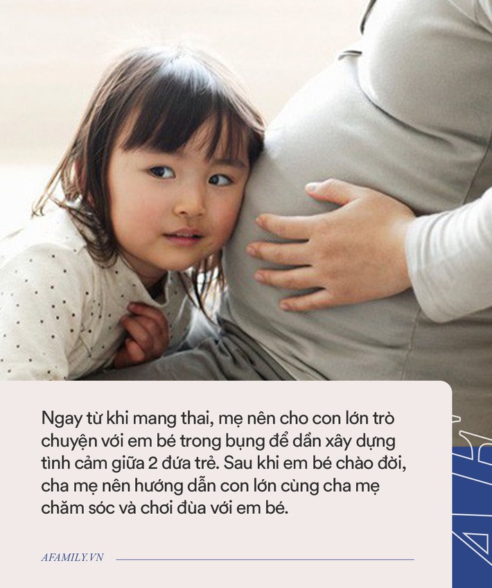 Cả nhà đang vui mừng vây quanh em bé mới sinh thì đứa con lớn có hành động lạ, người mẹ bắt gặp mà không khỏi lặng người - Ảnh 2.