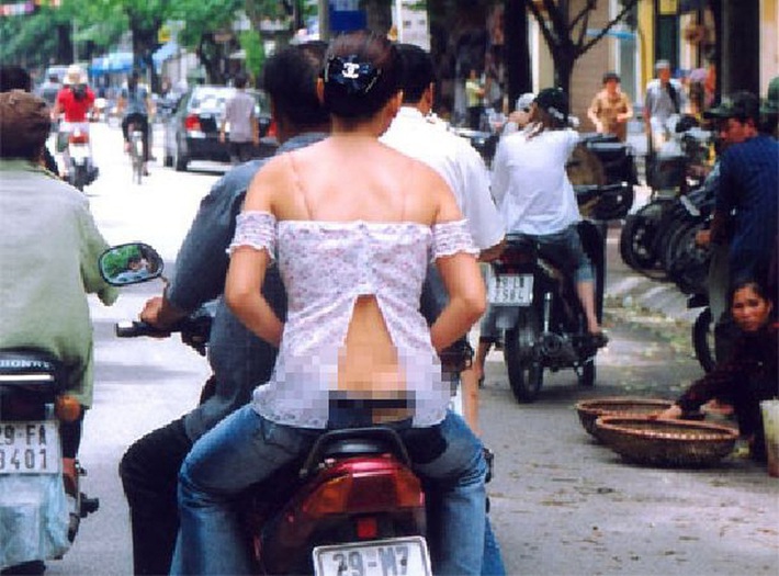 Quần cạp trễ đang lăm le hot trở lại nhưng ai cũng chỉ muốn “xin kiếu khi xem lại loạt ảnh nhức mắt này - Ảnh 8. Quần cạp trễ đang lăm le hot trở lại nhưng ai cũng chỉ muốn “xin kiếu khi xem lại loạt ảnh nhức mắt này - Ảnh 8.