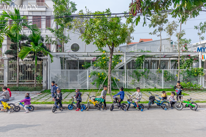 Mê đắm ngôi trường mầm non độc lạ ở Hạ Long: Học sinh chạy nhảy sờ ngắm các loại cây, đi học mà như đi khu du lịch sinh thái - Ảnh 6.