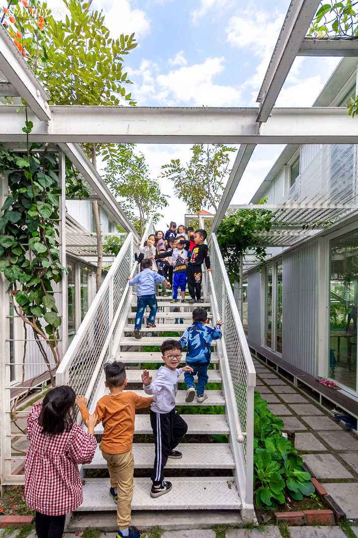Mê đắm ngôi trường mầm non độc lạ ở Hạ Long: Học sinh chạy nhảy sờ ngắm các loại cây, đi học mà như đi khu du lịch sinh thái - Ảnh 12.