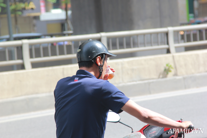 Hà Nội: Những ngày nắng nóng đỉnh điểm có một quán trà chanh miễn phí ở gầm cầu - Ảnh 8.