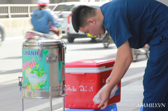 Hà Nội: Những ngày nắng nóng đỉnh điểm có một quán trà chanh miễn phí ở gầm cầu - Ảnh 4.