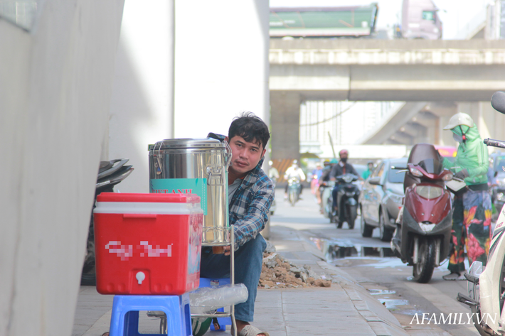 Hà Nội: Những ngày nắng nóng đỉnh điểm có một quán trà chanh miễn phí ở gầm cầu - Ảnh 7.