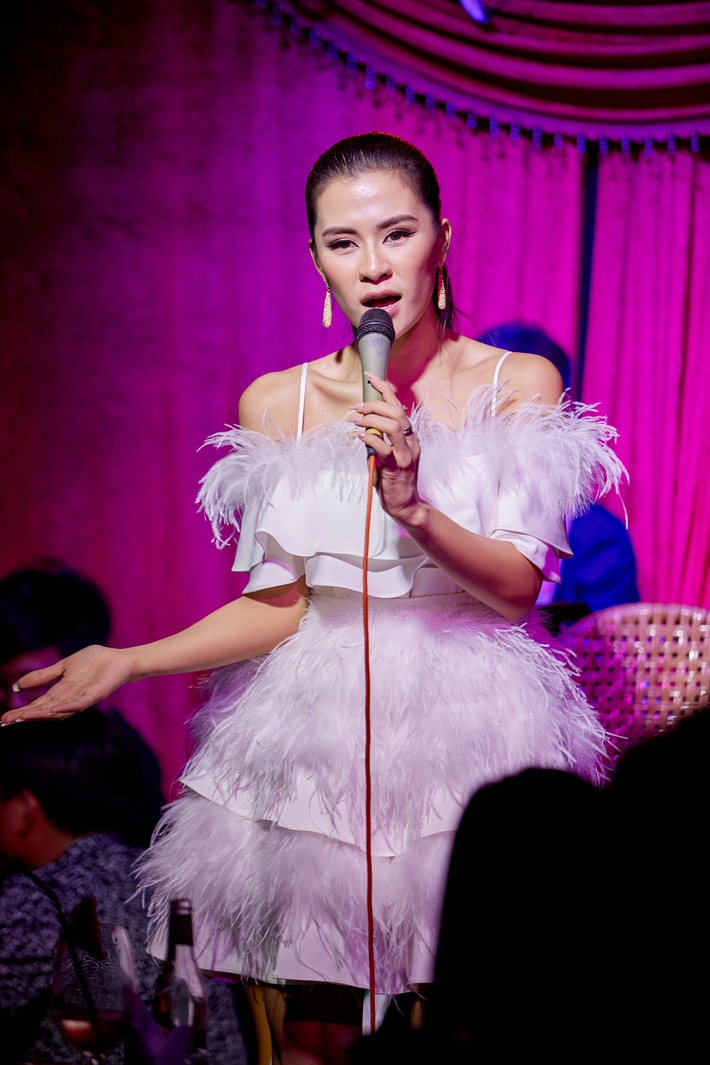 Chí Tài ôm đàn hát bên mỹ nữ Vietnam Idol bỗng hot như cồn nhờ bản nhạc cover - Ảnh 1.