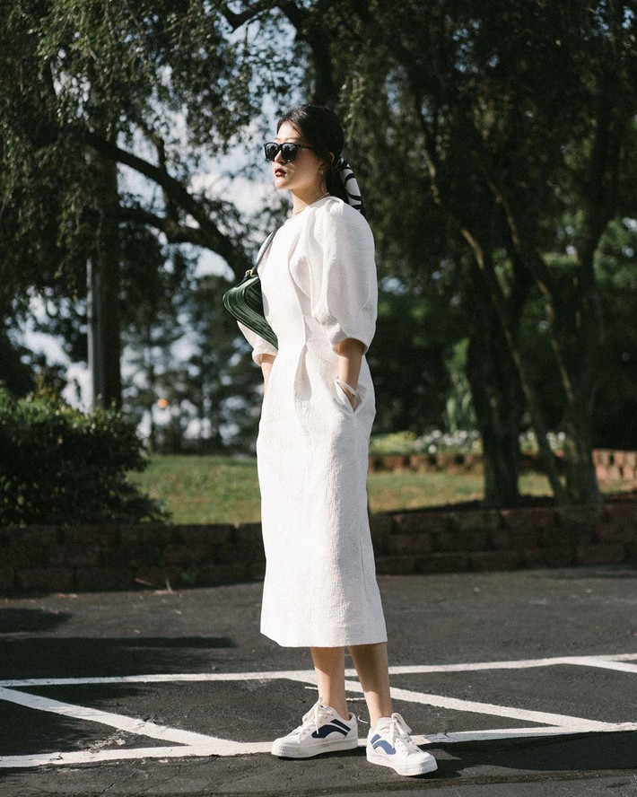 Nàng fashion blogger gợi ý 9 set màu trung tính để chị em công sở dù 