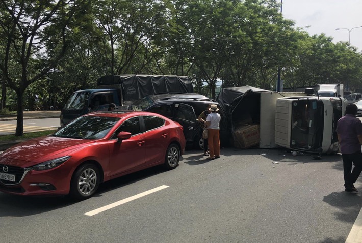 TP.HCM: Tai nạn liên hoàn khiến xe tải lật ngang giữa đường, 6 người trong đó có 2 cháu bé may mắn thoát chết - Ảnh 2.