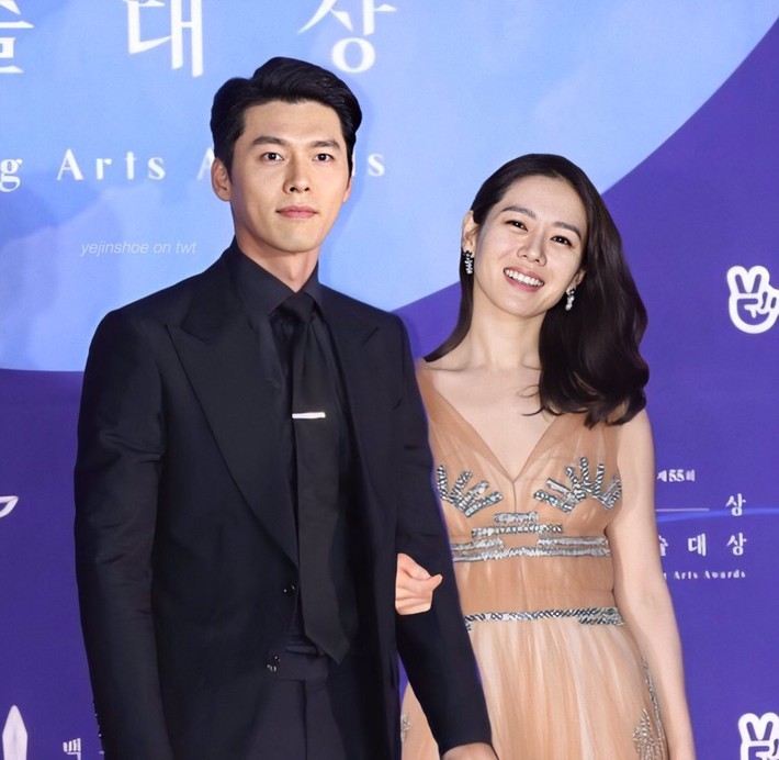 Hyun Bin và Son Ye Jin vừa xác nhận tham dự lễ trao giải Baeksang vào ngày mai, dân tình đã thi nhau ghép hình cặp đôi sánh bước trên thảm đỏ - Ảnh 1.