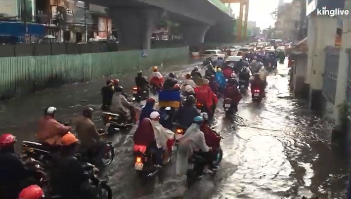 Sài Gòn mùa mưa: Mưa to 15 phút đủ khiến đường phố ngập nặng, phương tiện liên tục chết máy - Ảnh 3.