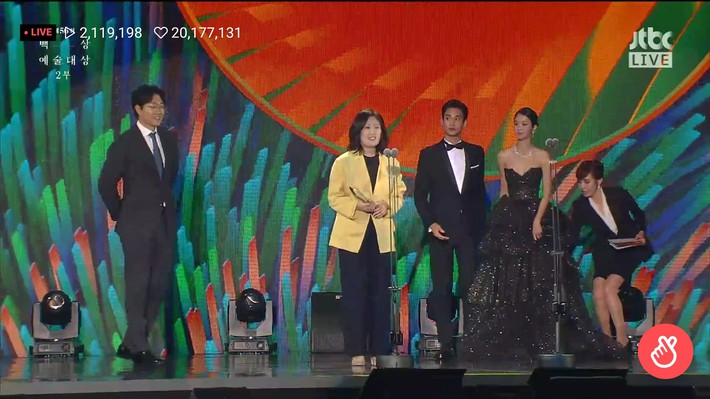 Baeksang Arts Awards 2020: Hyun Bin - Son Ye Jin vuột mất hàng loạt giải, phim của Nam Gong Min bất ngờ lên ngôi - Ảnh 1.