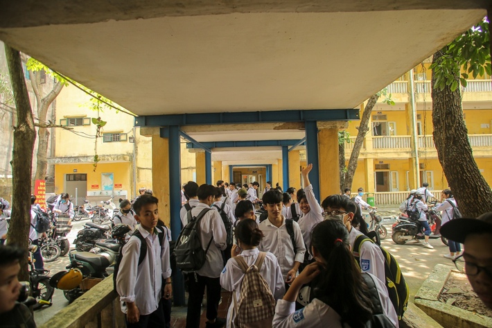 Hà Nội: Trường THPT Trương Định xuống cấp nghiêm trọng, nhà trương khẩn trương mượn nơi học tạm cho học sinh - Ảnh 5.
