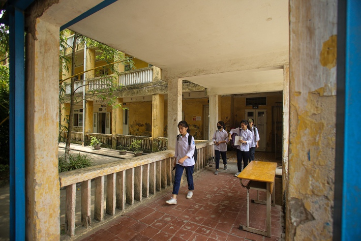 Hà Nội: Trường THPT Trương Định xuống cấp nghiêm trọng, nhà trương khẩn trương mượn nơi học tạm cho học sinh - Ảnh 6.