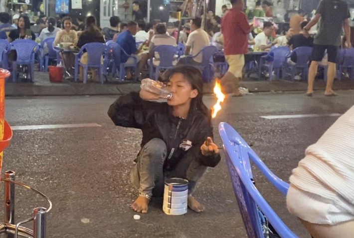 Người mẹ 17 tuổi đi phun lửa dầu hôi nửa đêm Sài Gòn: “Em không làm thì con em chết đói” - Ảnh 2.