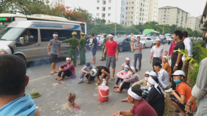 Hà Nội: Giỗ đầy năm vẫn chưa được giải quyết vụ tai nạn, gia đình đem di ảnh nữ nạn nhân đến hiện trường - Ảnh 10.