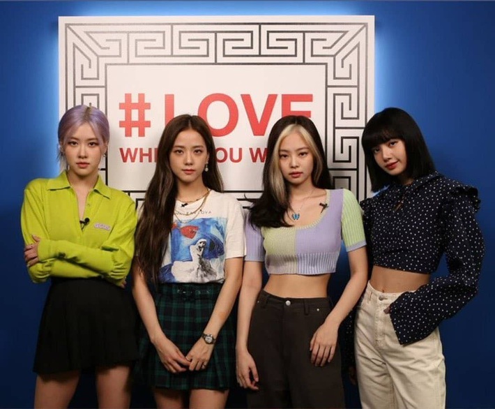 Liên tục bị stylist dí cho áo sến súa, Lisa dừ hơn hẳn 3 nàng Black Pink còn lại nhưng vẫn gây cháy hàng nhanh lẹ mới hay - Ảnh 1. Liên tục bị stylist dí cho áo sến súa, Lisa dừ hơn hẳn 3 nàng Black Pink còn lại nhưng vẫn gây cháy hàng nhanh lẹ mới hay - Ảnh 1.