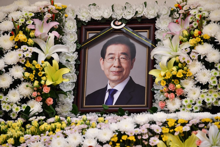 Hình ảnh cuối cùng của Thị trưởng Seoul trong ngày mất tích, trước khi thi thể được tìm thấy đã gọi điện cho con gái và người thân - Ảnh 1.