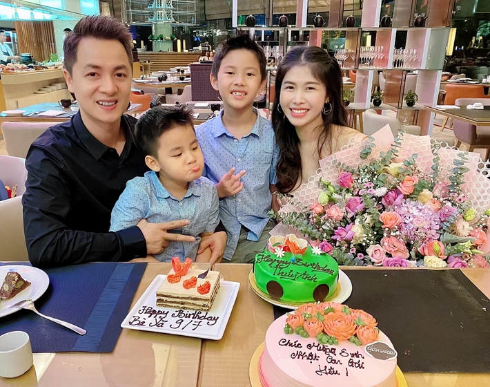 Bà xã Đăng Khôi tổ chức sinh nhật &quot;18 tuổi&quot; bên gia đình, nhưng hễ xuất hiện cậu út lại chiếm spotlight vì biểu cảm cực hài - Ảnh 4.
