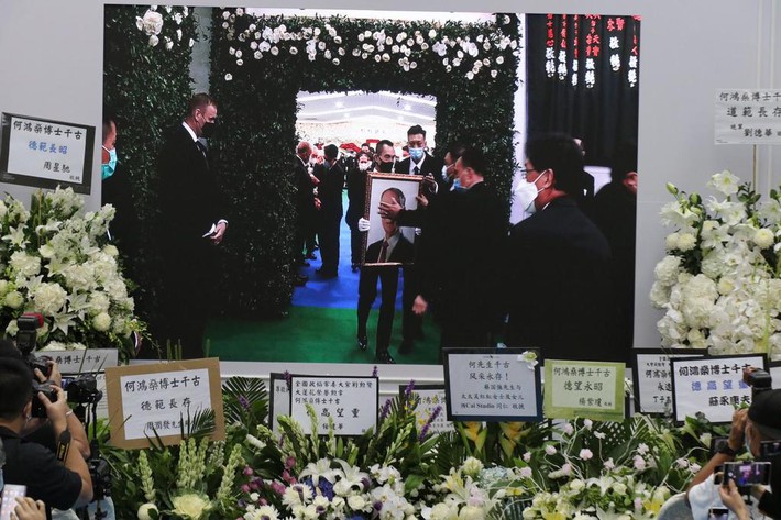 Lễ nhập quan của Vua sòng bài Macau: Hơn 300 ảnh gia tộc được trình chiếu, con trai thứ 2 xúc động cầm di ảnh của bố - Ảnh 9.