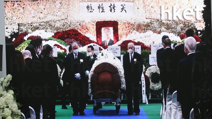 Lễ nhập quan của Vua sòng bài Macau: Hơn 300 ảnh gia tộc được trình chiếu, con trai thứ 2 xúc động cầm di ảnh của bố - Ảnh 7.