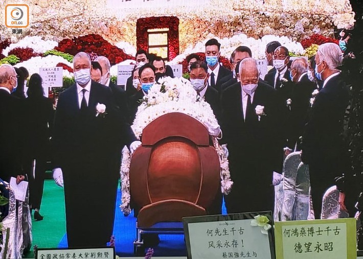Lễ nhập quan của Vua sòng bài Macau: Hơn 300 ảnh gia tộc được trình chiếu, con trai thứ 2 xúc động cầm di ảnh của bố - Ảnh 6.