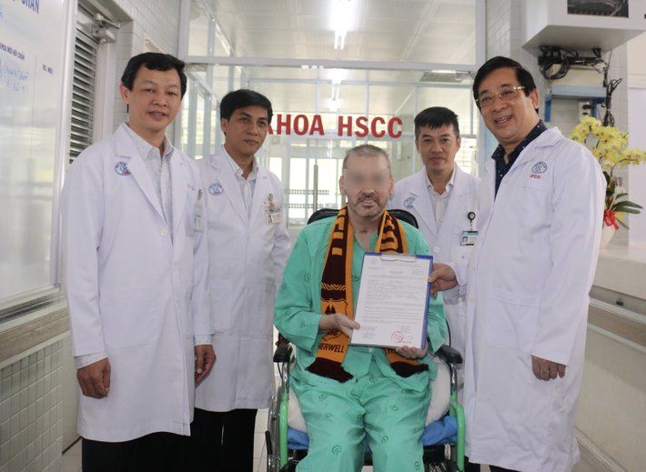 Thứ trưởng Bộ Y tế trao giấy ra viện cho bệnh nhân 91, Đoàn bay 919 đến tiễn phi công người Anh về nước - Ảnh 8.