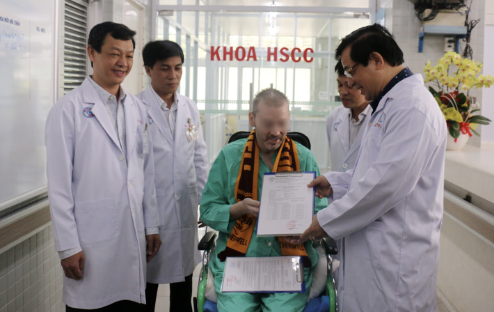 Thứ trưởng Bộ Y tế trao giấy ra viện cho bệnh nhân 91, Đoàn bay 919 đến tiễn phi công người Anh về nước - Ảnh 5.