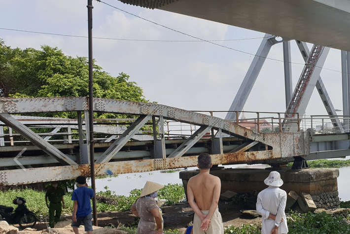 Rủ nhau đi câu cá, anh té xuống sông Sài Gòn, em trai bất lực nhìn anh đuối nước tử vong - Ảnh 1.