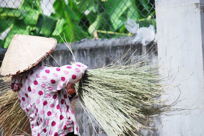 Ba cô không chồng Vui-Tươi-Tỉnh mấy chục năm gìn giữ nghề dệt chiếu cói thủ công đang dần biến mất, có tiền cũng chưa chắc mua được - Ảnh 2.