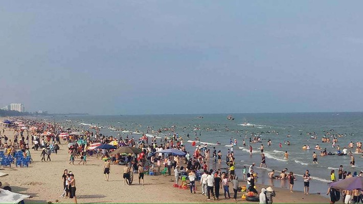Thanh Hóa: Tắm biển lúc sáng sớm, 1 du khách đến từ Hà Nội và cán bộ biên phòng đuối nước thương tâm  - Ảnh 1.