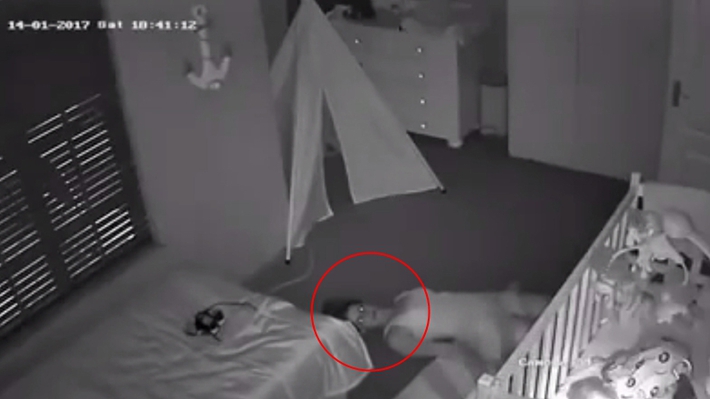 Kiểm tra camera phòng con nhỏ, chồng hốt hoảng phát hiện vợ nằm dưới sàn nhà như phim kinh dị trước khi biết được nguyên do của việc làm ấy - Ảnh 2.