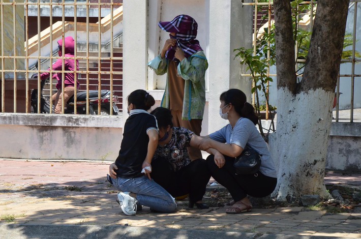 Nỗi đau của đấng sinh thành: Người lặng lẽ ôm di ảnh đứa con tội nghiệp, người gục ngã lắng nghe bản án cao nhất cho đứa con dại dột - Ảnh 6.