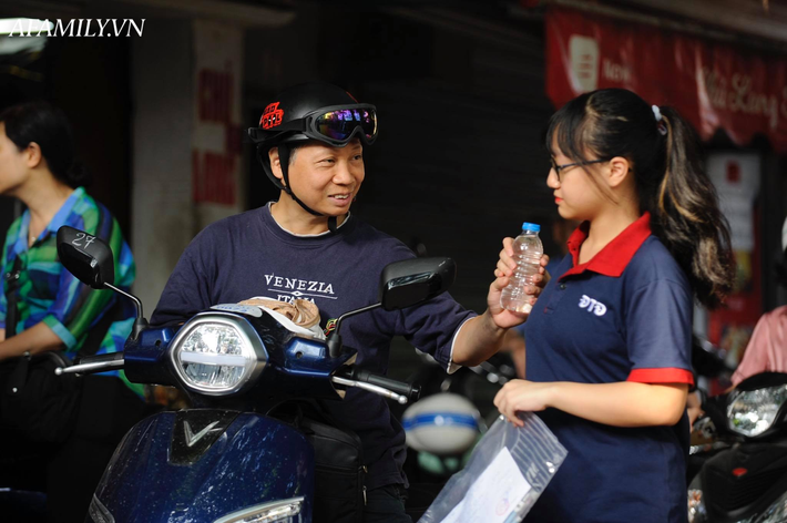 Có đến trường thi mới hiểu lòng cha mẹ: Căng thẳng còn hơn thí sinh, cố truyền cho con sức mạnh tinh thần bằng những cái ôm thật chặt - Ảnh 13.