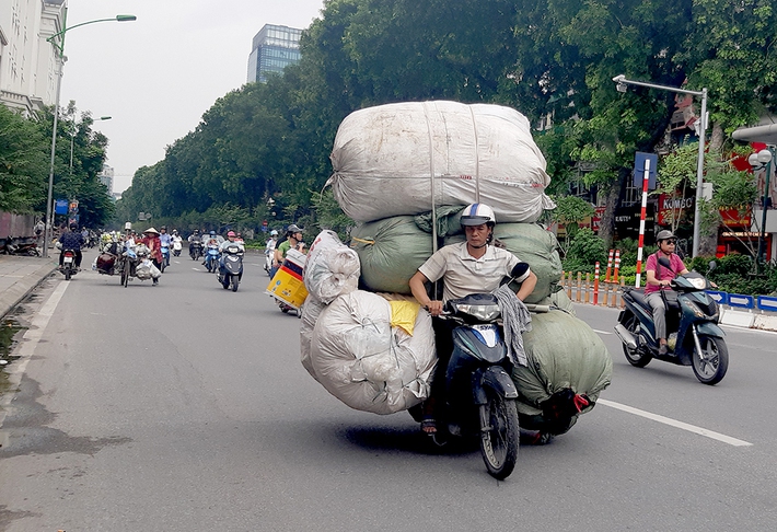 Những pha vận chuyển cồng kềnh khiến người nhìn vừa hoang mang lo lắng vừa không nhịn nổi cười - Ảnh 1.