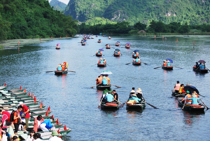 Những người phụ nữ bên các chuyến đò chờ trên bến Tràng An: Đây là thời điểm lý tưởng để chọ điểm đến du lịch - Ảnh 6.