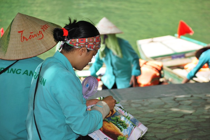 Những người phụ nữ bên các chuyến đò chờ trên bến Tràng An: Đây là thời điểm lý tưởng để chọ điểm đến du lịch - Ảnh 10.