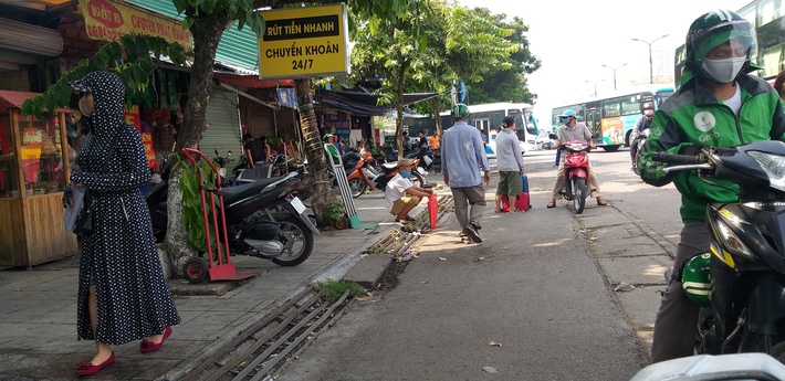 Hà Nội: Giữ chỗ bán hàng, đuổi người dân vỉa hè gây nhức nhối - Ảnh 6.