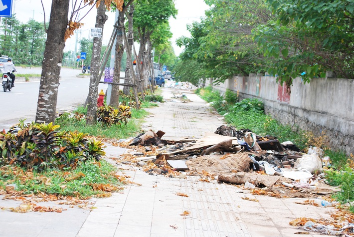 Thậm chí, nhiều loại phế thải là những đồ vật thủy tinh vỡ tung tóe gây mất an toàn cho người đi đường.