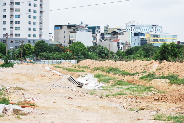 Hiện con đường đã hoàn thành hầu hết các hạng mục. Phần vỉa hè cũng đã được lát đá và trồng nhiều cây xanh. Nút giao cuối cùng vào Khu đô thị Xa La đã tiến hành đền bù và giải phóng mặt bằng để làm cầu vượt nhẹ...