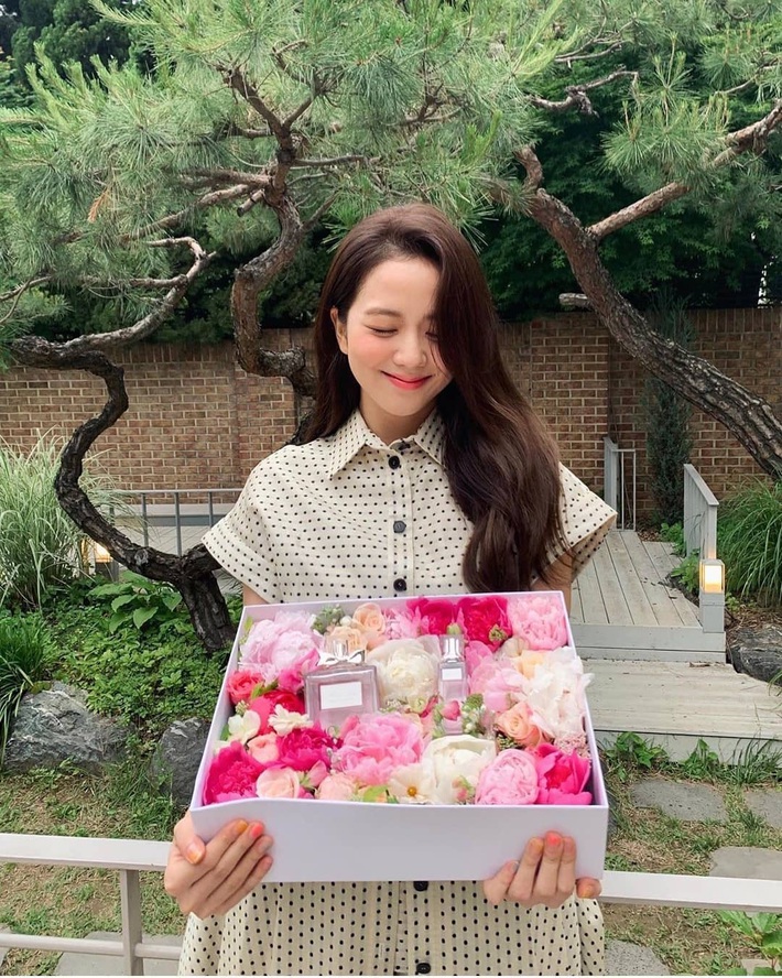 Đồ chấm bi tưởng quê mà lại đang được celeb Hàn - Việt mê tít, càng ngắm càng thấy xinh và muốn tậu ngay một em - Ảnh 1.
