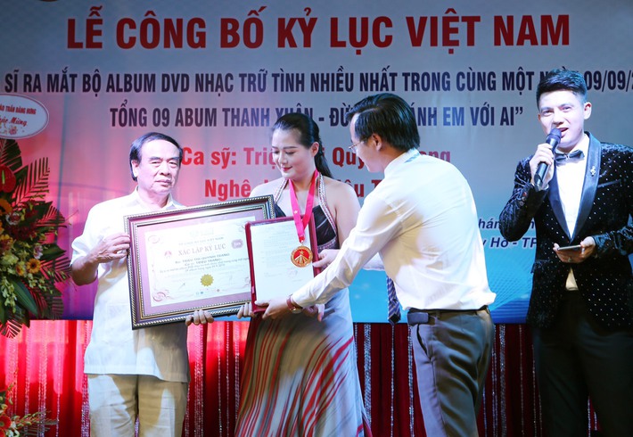 Vừa lập kỷ lục Guinness Việt Nam, nữ ca sĩ đã gây sốc vì được fan tặng nhà tiền tỷ, còn làm cả giấy sang tên  - Ảnh 1.