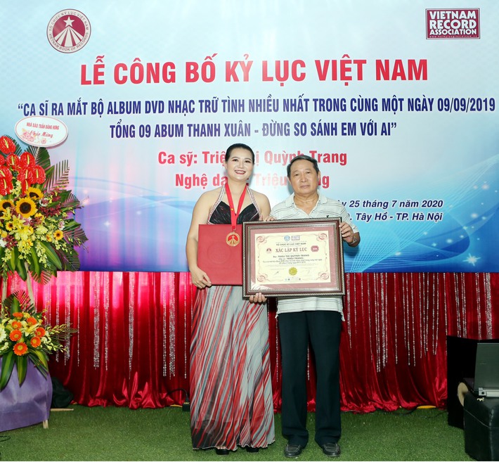 Vừa lập kỷ lục Guinness Việt Nam, nữ ca sĩ đã gây sốc vì được fan tặng nhà tiền tỷ, còn làm cả giấy sang tên  - Ảnh 2.