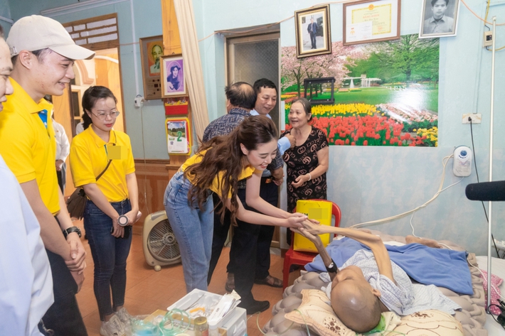 Sáng giản dị đi thăm nạn nhân chất độc da cam, chiều Hoa hậu Khánh Vân 