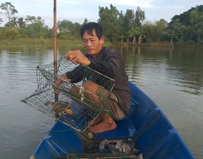 hinh-1-nong-dan-ca-mau-bat-cua-bang-cach-dat-rap-1593839152446973742638-1593875865044-15938758653301247522597.jpg