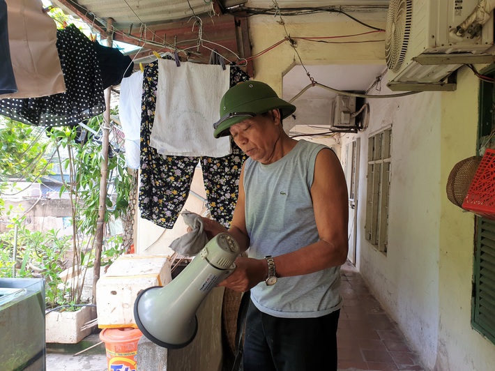 Cận cảnh căn nhà tập thể nghiêng 14 độ ở Hà Nội, hơn 200 người sống trong sợ hãi - Ảnh 2.