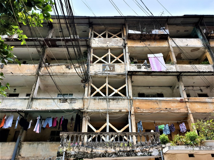 Cận cảnh căn nhà tập thể nghiêng 14 độ ở Hà Nội, hơn 200 người sống trong sợ hãi - Ảnh 3.