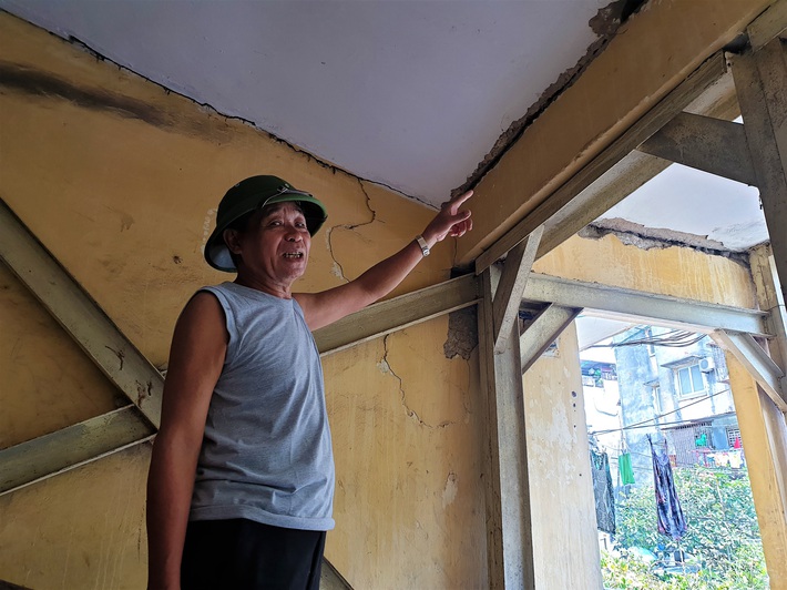Cận cảnh căn nhà tập thể nghiêng 14 độ ở Hà Nội, hơn 200 người sống trong sợ hãi - Ảnh 7.
